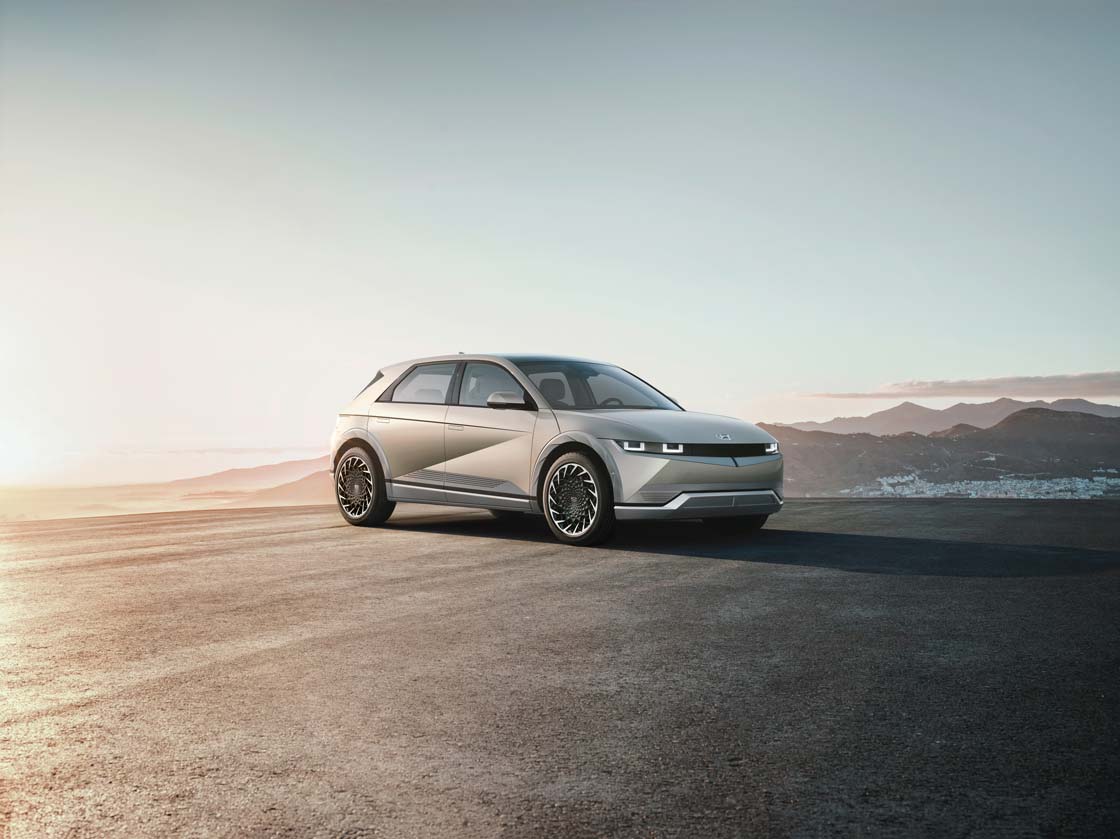 ioniq5 фото спереду на 3/4 фоні гір